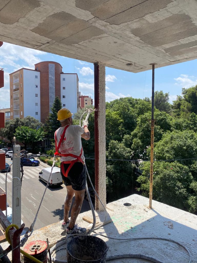 Operario de Ignifoc en trabajo de Ignifugación de estructuras en Barcelona