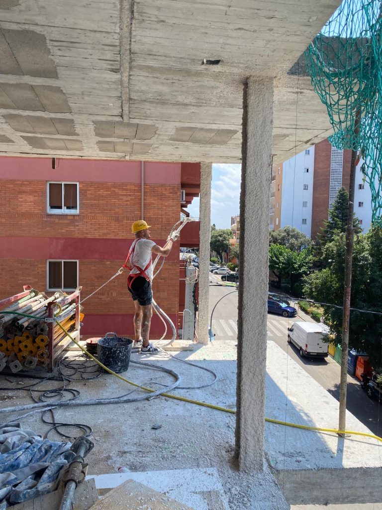 Operario de Ignifoc en trabajo de proyectado de mortero ignífugo en Barcelona